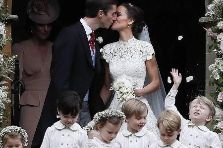 Sie sind jetzt Mann und Frau: James Matthews und Pippa Middleton verlassen nach der Trauung die Kirche