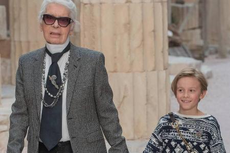 Chanel-Chefdesigner Karl Lagerfeld Hand in Hand mit seinem Patenkind Hudson Kroenig