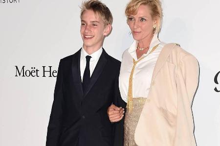 Uma Thurman mit ihrem Sohn Levon auf dem roten Teppich