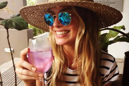 Margot Robbie könnte statt ihrem Wein auch ein paar Stücke Schokolade essen Margot Robbie könnte statt ihrem Wein auch ein paar Stücke Schokolade essen