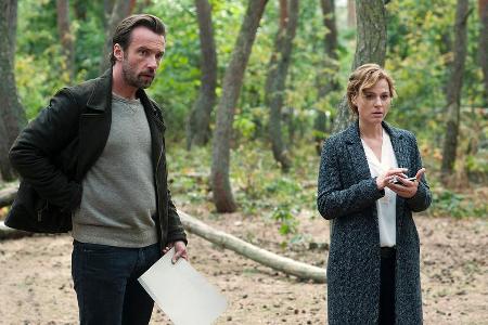 Kriminalhauptkommissarin Olga Lenski (Maria Simon) und Kollege Adam Raczek (Lucas Gregorowicz) untersuchen den Tatort, ein W... Kriminalhauptkommissarin Olga Lenski (Maria Simon) und Kollege Adam Raczek (Lucas Gregorowicz) untersuchen den Tatort, ein W...