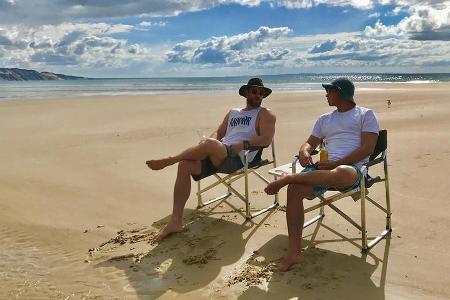 Chris Hemsworth chillt zusammen mit seinem Kumpel Luke Munro am Strand