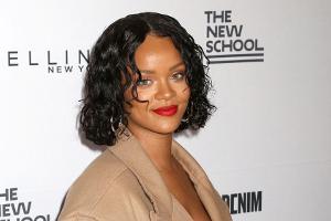 Rihanna: Wilde Knutscherei im Pool - aber wer ist das bloß?