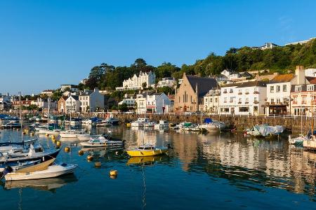 Der Hafen von Saint Aubin auf der Insel Jersey scheint zur Mittagszeit fast wie ausgestorben