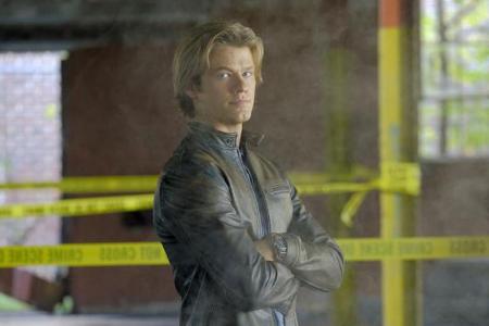 Lucas Till spielt Angus MacGyver