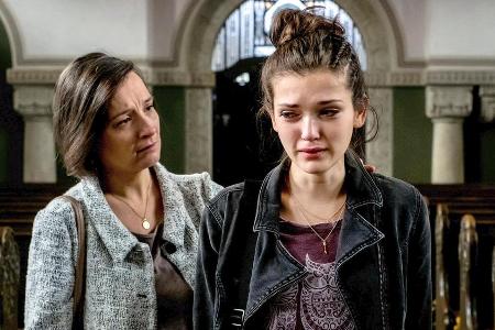 Emilia (Caroline Hartig, r.) ist am Rande der Verzweiflung Emilia (Caroline Hartig, r.) ist am Rande der Verzweiflung