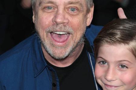 Jacob Tremblay und Mark Hamill posieren gemeinsam auf dem roten Teppich