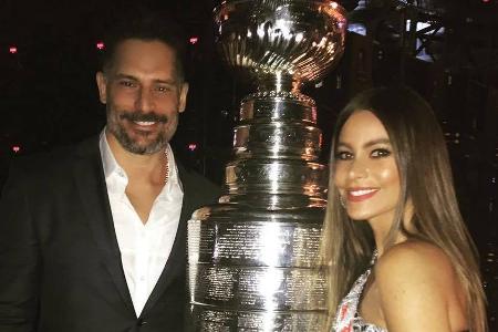 Strahlen um die Wette: Joe Manganiello, seine Frau Sofia Vergara und die glänzende Eishockey-Trophäe Strahlen um die Wette: Joe Manganiello, seine Frau Sofia Vergara und die glänzende Eishockey-Trophäe