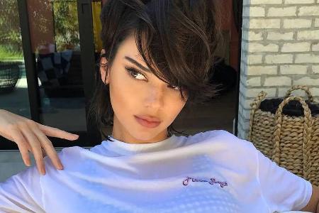 Fotoshop-Fail? Kendall Jenners Bauchnabel sieht ganz schön komisch aus Fotoshop-Fail? Kendall Jenners Bauchnabel sieht ganz schön komisch aus