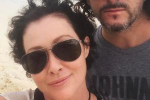 Shannen Doherty mit Lockenkopf im Partnerlook