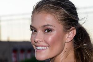 Model Nina Agdal hat einen treuen Gefährten an ihrer Seite