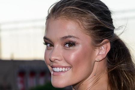 Model Nina Agdal hat einen treuen Gefährten an ihrer Seite Model Nina Agdal hat einen treuen Gefährten an ihrer Seite
