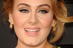 Adele trauert vor Ort um die Brandopfer von London