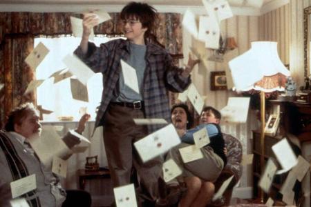 Harry Potter (Daniel Radcliffe) erhält Post aus Hogwarts in Harry Potter (Daniel Radcliffe) erhält Post aus Hogwarts in