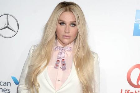Kesha musste leider auf eine Umarmung von Jerry Seinfeld verzichten Kesha musste leider auf eine Umarmung von Jerry Seinfeld verzichten