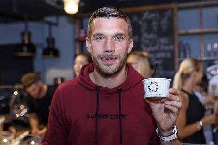 Lukas Podolski freut sich über eine eigene Eisdiele