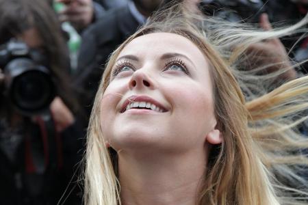 Charlotte Church richtet ihren Blick in den Himmel