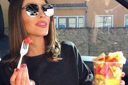 Die ehemalige Miss Universe Olivia Culpo greift zu frischem Obst als Snack