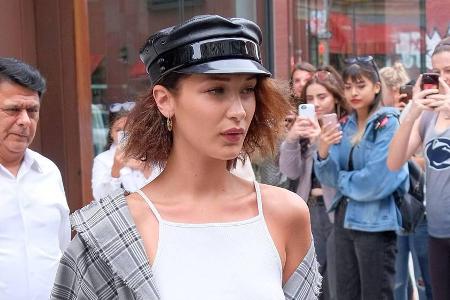 Bella Hadid krönt ihr Outfit mit einem stylischen Hut von Ruslan Baginskiy
