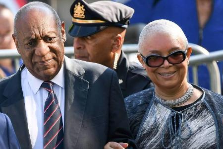 Ein denkwürdiges Bild: Bill Cosby und Ehefrau Camille am Montag auf dem Weg zum Gericht