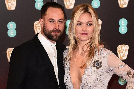 Julia Stiles und Preston J. Cook im Februar bei den BAFTA-Awards