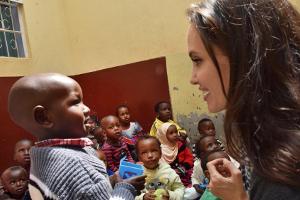 Angelina Jolie besucht Flüchtlingskinder in Nairobi