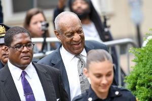 Ist das ein siegesgewisses Lachen? Bill Cosby am Samstag auf dem Weg zum Gerichtsgebäude