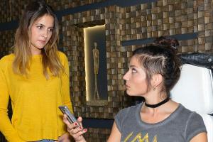 "GZSZ": Laura (l.) versucht mit einem Trick an das Handy von Anni zu kommen