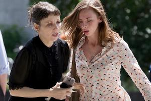 "Tatort: Dunkelfeld": Hauptkommissarin Nina Rubin (Meret Becker) und Anna Feil (Carolyn Genzkow) hören über Handy Hilfeschreie