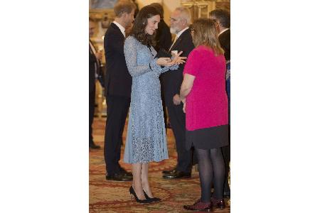 Die schwangere Herzogin Kate bei einem Empfang im Buckingham Palast