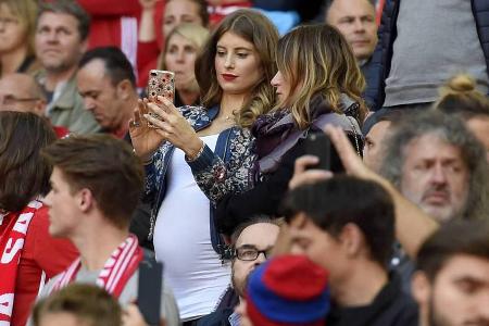 Cathy Hummels geht auch hochschwanger noch ins Stadion