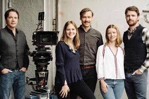 Ein Teil der "Ballon"-Crew (v.l.n.r.) vor Drehbeginn: Regisseur und Produzent Michael "Bully" Herbig und seine Darsteller Al...