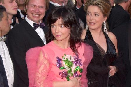 Björk (Mitte) mit Catherine Deneuve (r.) bei der Premiere ihres Films 