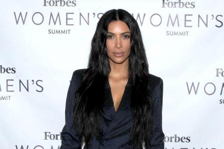 Kim Kardashian sollte in manchen Situationen die Finger vom Smartphone lassen Kim Kardashian sollte in manchen Situationen die Finger vom Smartphone lassen