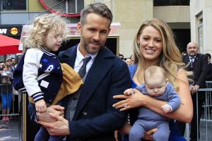 Blake Lively mit ihrem Mann Ryan Reynolds und ihren Töchtern James (l.) und Ines in Los Angeles