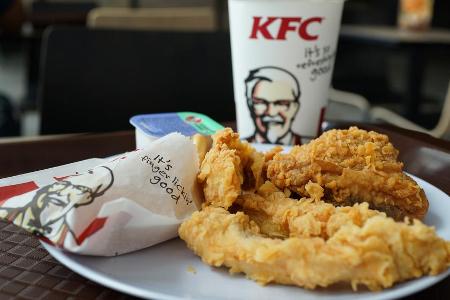 Wie der Name bereits verrät, ist Kentucky Fried Chicken besonders für seine Hähnchen bekannt