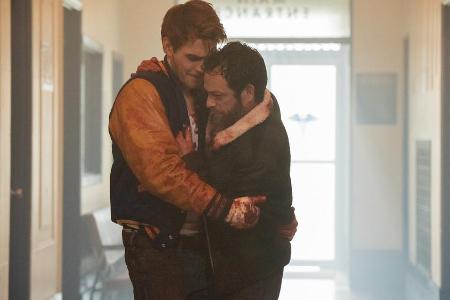 KJ Apa alias Archie Andrews und Luke Perry alias Fred Andrews in der zweiten Staffel von KJ Apa alias Archie Andrews und Luke Perry alias Fred Andrews in der zweiten Staffel von