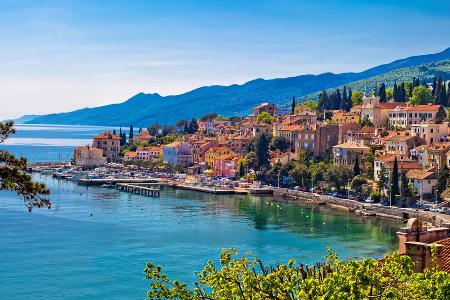 Volosko ist ein Fischerdorf an der Kvarner Bucht in Kroatien und gehört heute zum touristischen Bereich von Opatija. Gerade ...