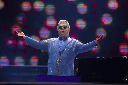 Seit Jahrzehnten begeistert Elton John mit seinen Auftritten die Fans