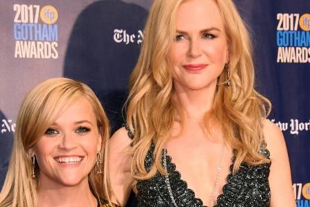 Hand in Hand posierten Reese Witherspoon (l.) und Nicole Kidman bei den 2017 Gotham Independent Film Awards Hand in Hand posierten Reese Witherspoon (l.) und Nicole Kidman bei den 2017 Gotham Independent Film Awards