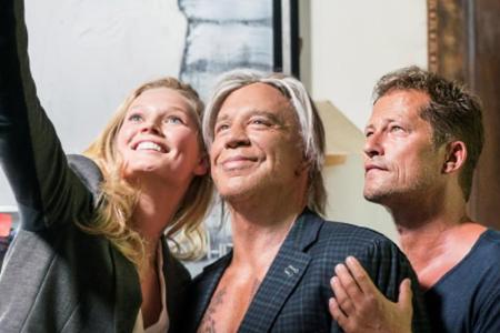 Til Schweiger (r.), Mickey Rourke und Toni Garrn posieren gut gelaunt für ein Selfie Til Schweiger (r.), Mickey Rourke und Toni Garrn posieren gut gelaunt für ein Selfie