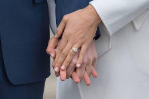 Meghan Markles Verlobungsring an der eigenen Hand? So geht's