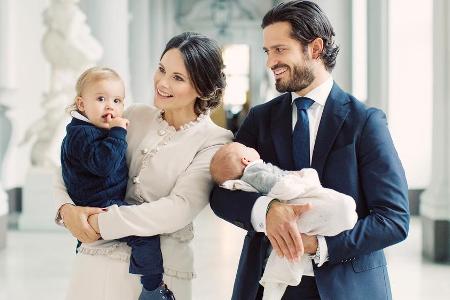 Prinzessin Sofia hat den Erstgeborenen, Prinz Alexander, im Arm und Prinz Carl Philip den Täufling Prinz Gabriel