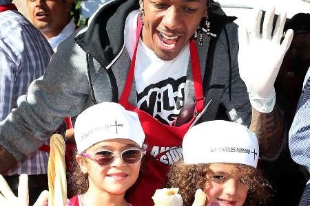 Nick Cannon mit den Zwillingen Moroccan und Monroe beim Thanksgiving-Essen für Obdachlose in Los Angeles