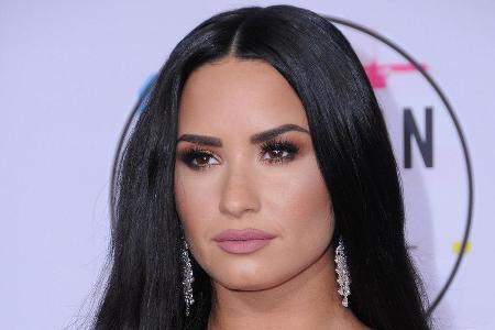 Lady in Black: Demi Lovato auf dem roten Teppich der American Music Awards 2017