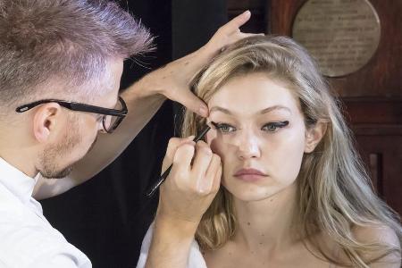 Gigi Hadod trägt den Eyeliner schon im Thumbprint-Style