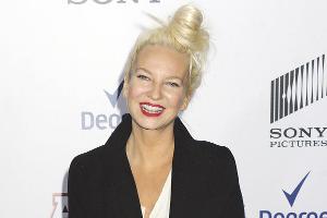Sia: Darum wird sie für ein Nacktbild auf Twitter gefeiert