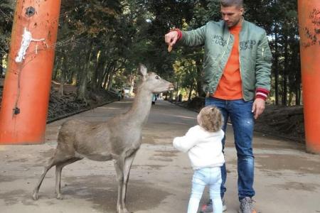 Lukas Podolski und Töchterchen Maya machen Bekanntschaft mit einem Reh Lukas Podolski und Töchterchen Maya machen Bekanntschaft mit einem Reh
