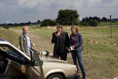 Die Kommissare Volker Brehm (Rainer Strecker), Hans Wolfer (Hannes Hellmann) und Jenny Berlin (Aglaia Szyszkowitz) stehen ne...