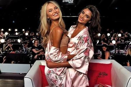 Romee Strijd (l.) und Taylor Hill (r.) posieren kurz vorm Start der großen VS-Show Romee Strijd (l.) und Taylor Hill (r.) posieren kurz vorm Start der großen VS-Show